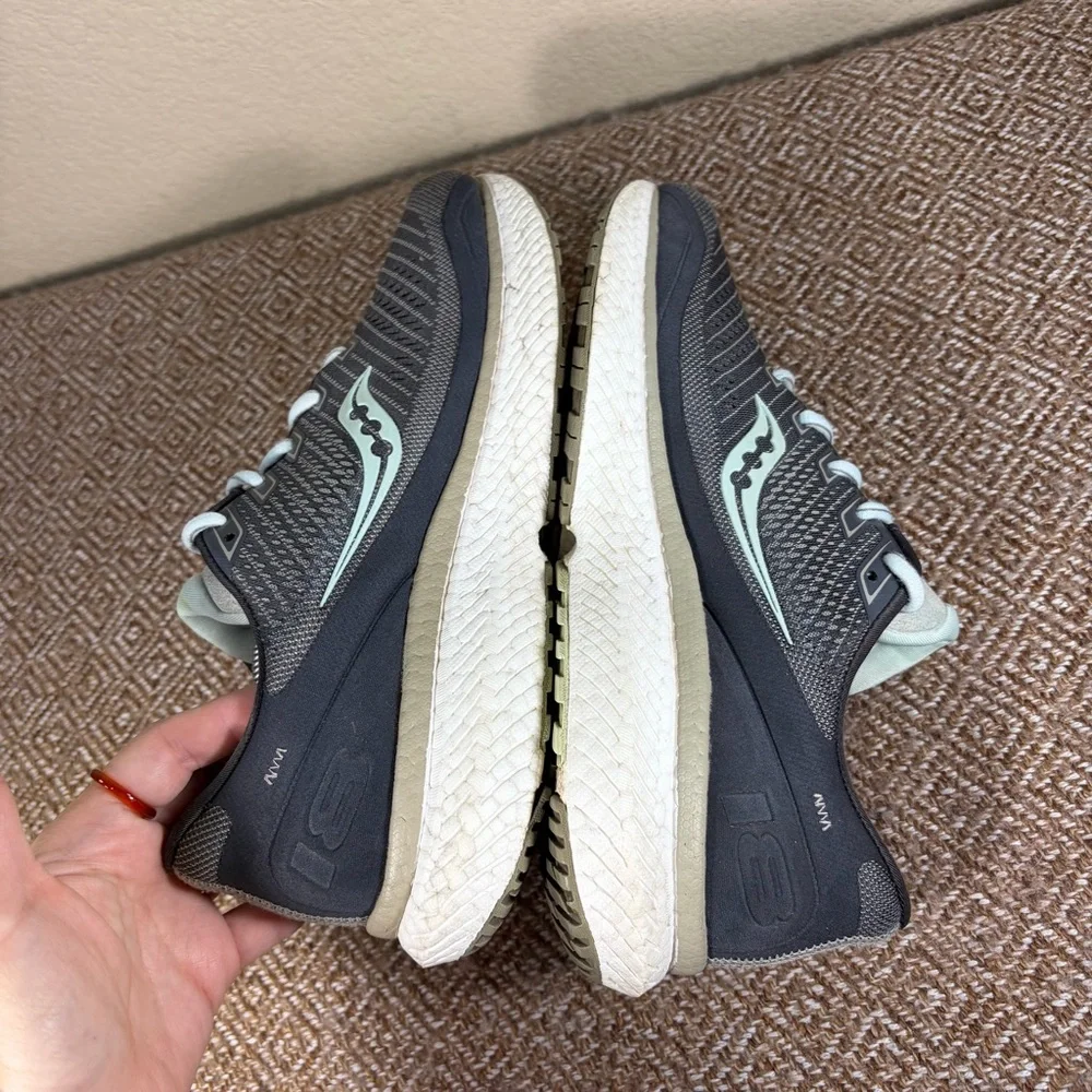 Saucony Triump 18 Running Athletic Lace Up Shoes Sz 9W Outdoor Running Gym